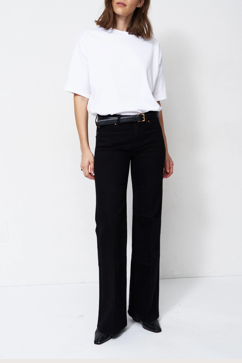 front profile model wearing The Mid Rise Crease Jean - Stretch Mid rise
Flare leg
32” inseam
Italian stretch
Overdyed black
99% Regenerative Cotton 1% Elastane