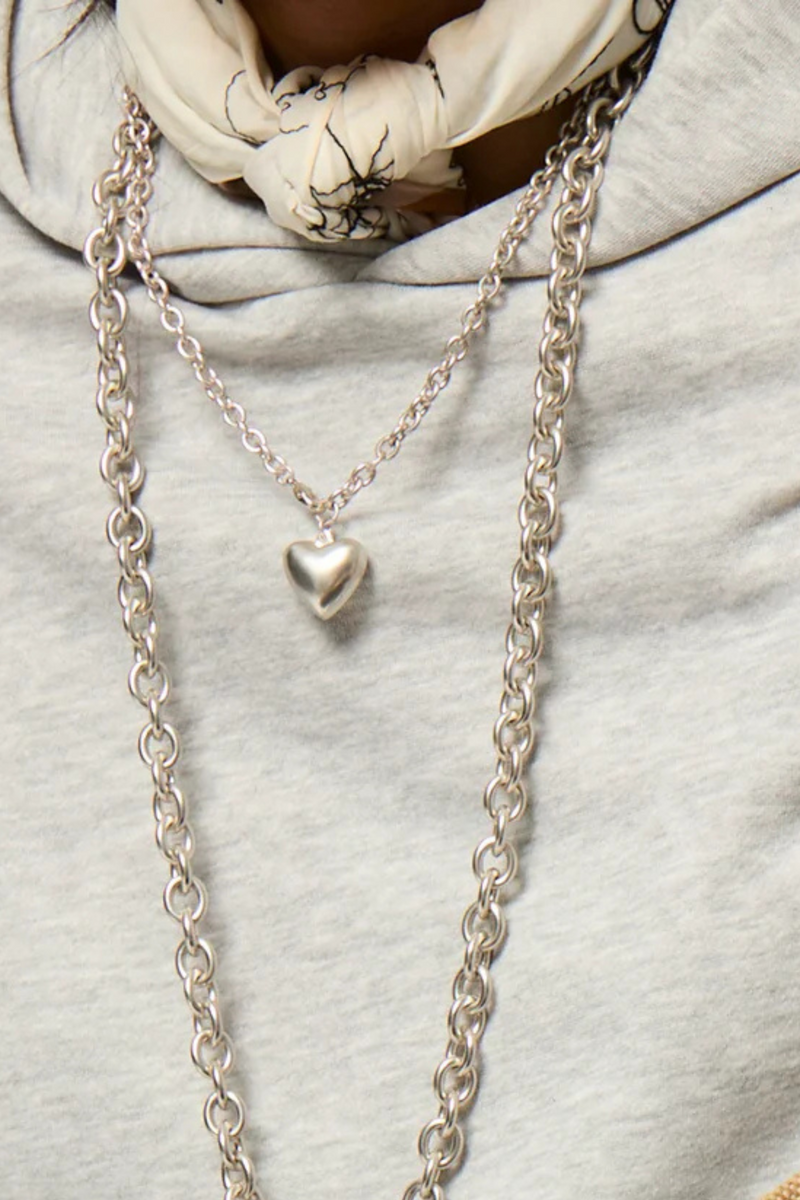 model wearing The Mini Puff Heart Short Necklace Silver