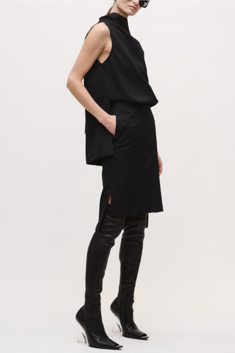 side profile model wearing  The Noa Mock Neck Dress black 100% WOOL
MOCK NECK
BLOUSON
SLEEVELESS