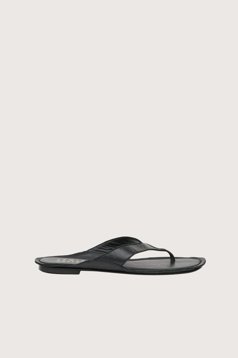 side profile The San Diego Sandal Black Soft leather
, Opanka construction
Custom thin rubber sole
Italian lambskin leather
Thong strap style