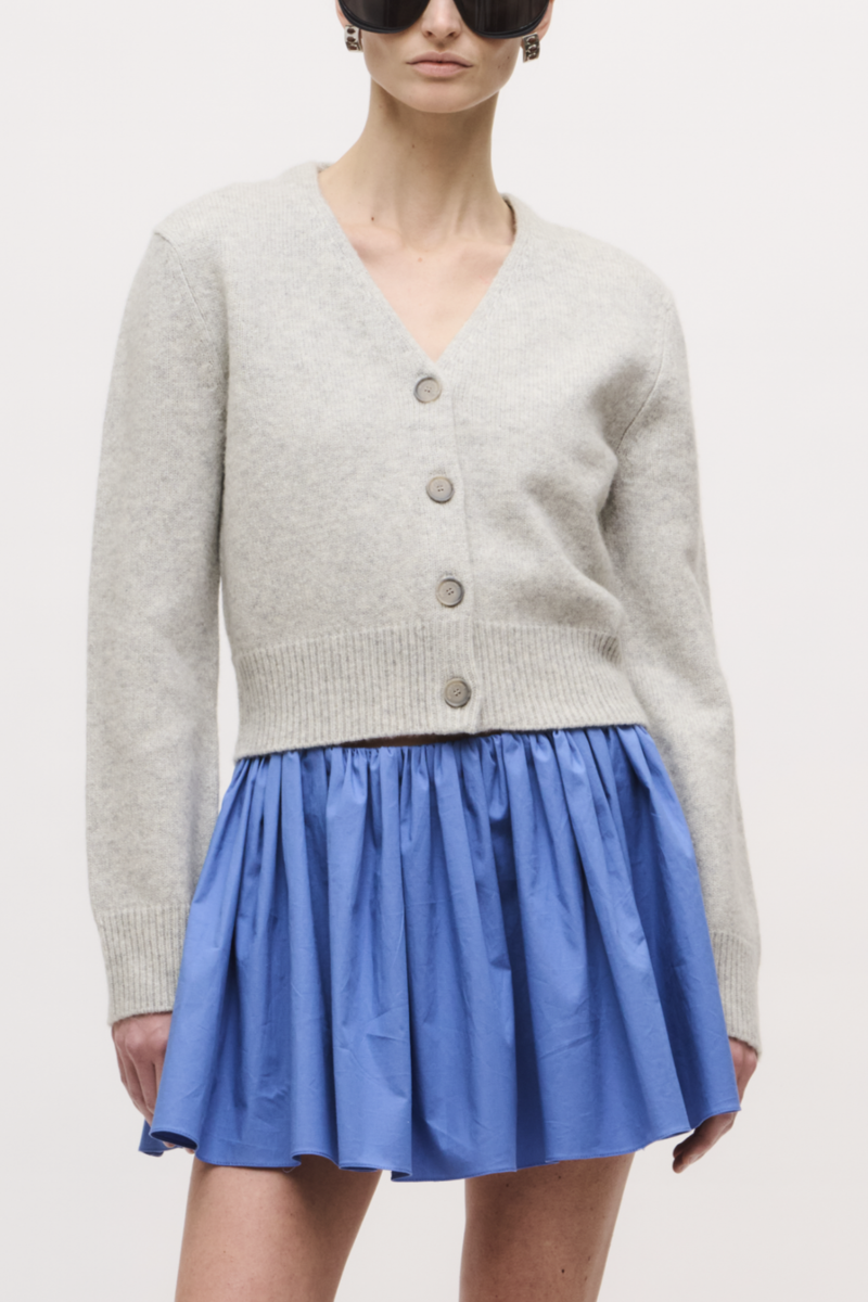 front profile model wearing  The Sloane Cardigan Grey
V-NECKLINE
4 BUTTON CLOSURE
14% SILK, 86% CASHMERE