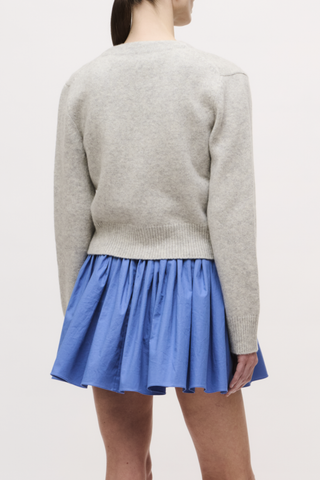 back profile model wearing  The Sloane Cardigan Grey
V-NECKLINE
4 BUTTON CLOSURE
14% SILK, 86% CASHMERE