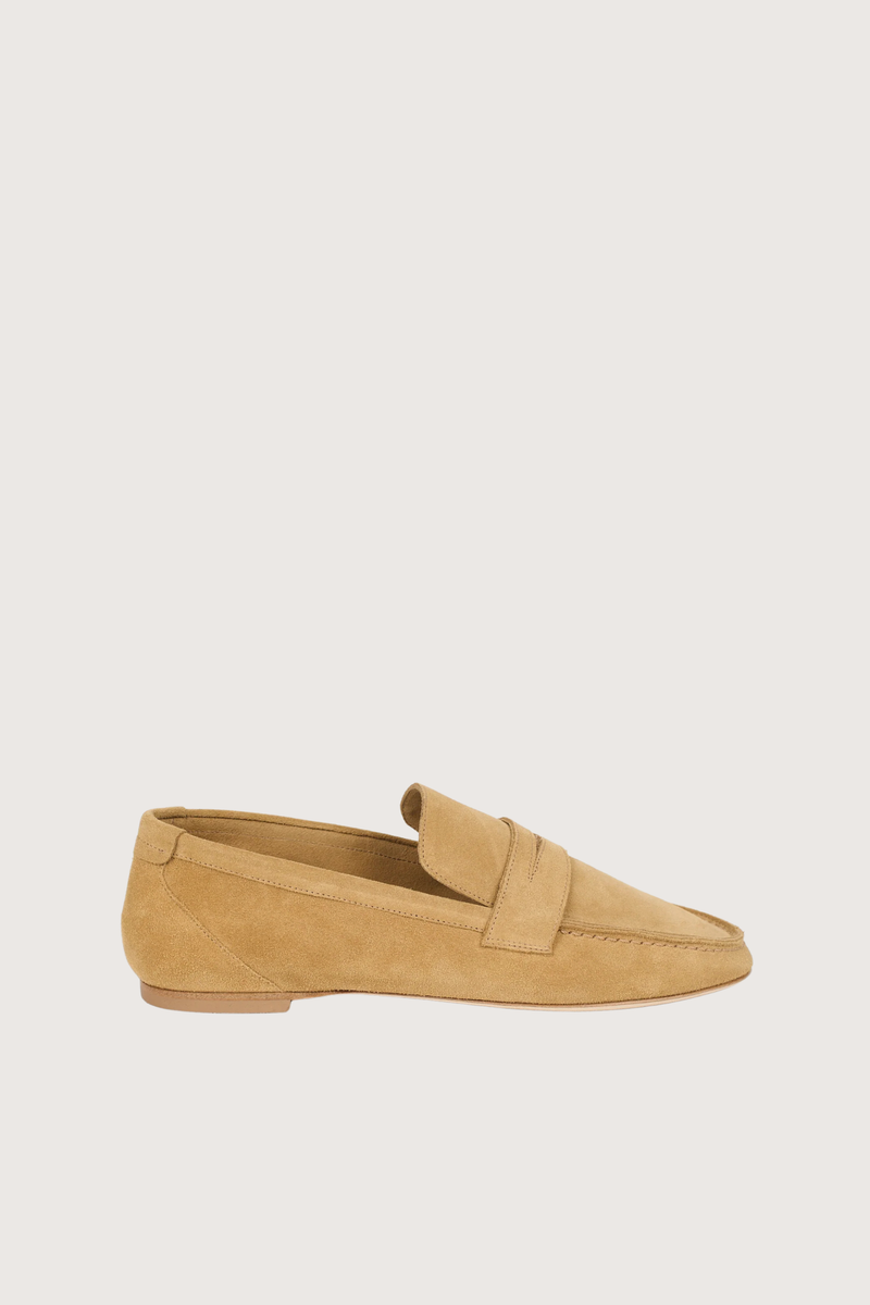 side profile The Unlined Penny Loafer abmra beige suede Tanned with a light deep sheen
Unlined
Leather sole is injected with anti slip rubber
Lasted construction