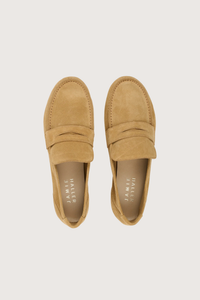 top profile The Unlined Penny Loafer abmra beige suede Tanned with a light deep sheen
Unlined
Leather sole is injected with anti slip rubber
Lasted construction