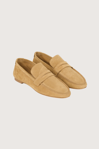 angled profile The Unlined Penny Loafer abmra beige suede Tanned with a light deep sheen
Unlined
Leather sole is injected with anti slip rubber
Lasted construction