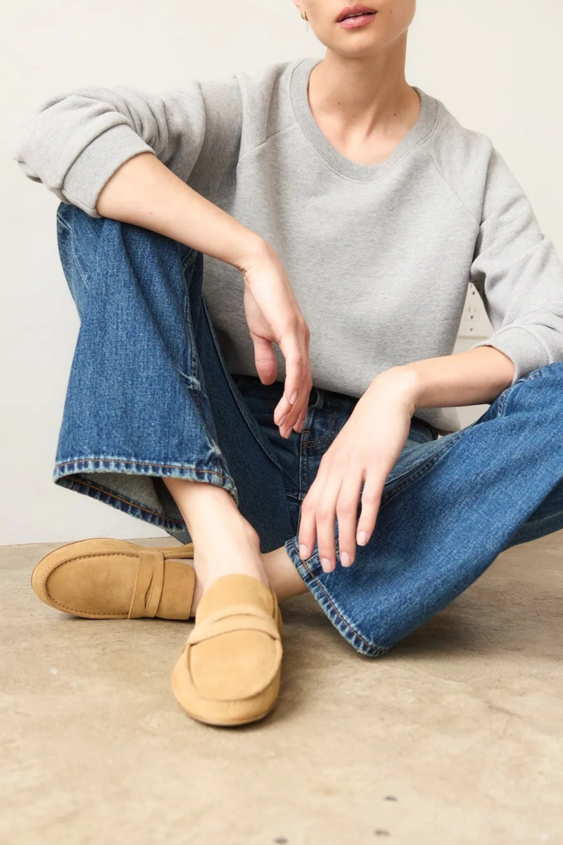 model wearing The Unlined Penny Loafer abmra beige suede Tanned with a light deep sheen
Unlined
Leather sole is injected with anti slip rubber
Lasted construction