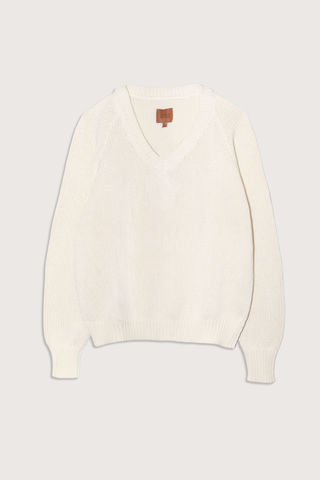 flat lay The V Fave Knit ecru V-neck
Drapes effortlessly over the body
Relaxed fit

85% Cotton / 15% Cashmere