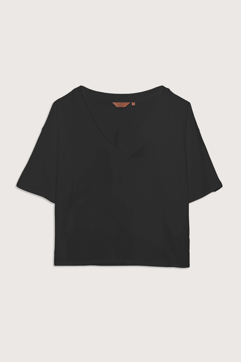 flat lay The V Tee Black Drop shoulder tee
Wide V-neck
Dolman shaped body
Lose shape
100% Cotton