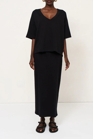 front profile model wearing The V Tee Black Drop shoulder tee
Wide V-neck
Dolman shaped body
Lose shape
100% Cotton