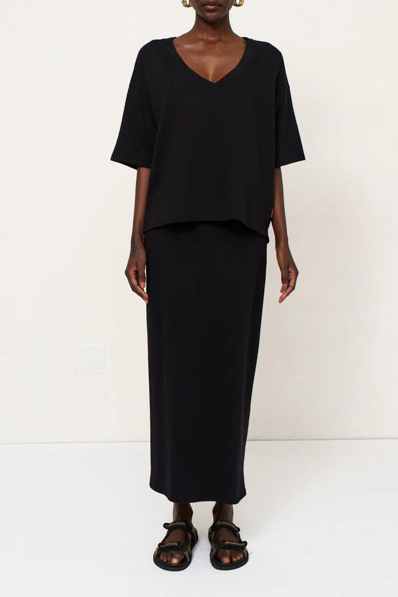 front profile model wearing The V Tee Black Drop shoulder tee
Wide V-neck
Dolman shaped body
Lose shape
100% Cotton