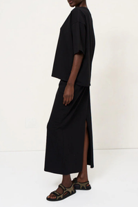 side profile model wearing The V Tee Black Drop shoulder tee
Wide V-neck
Dolman shaped body
Lose shape
100% Cotton
