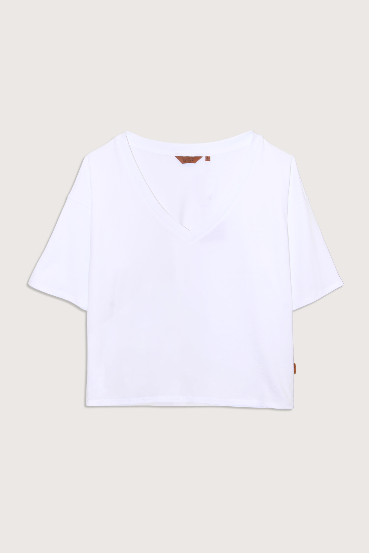 flat lay The V Tee White Drop shoulder tee
Wide V-neck
Dolman shaped body
Lose shape
100% Cotton