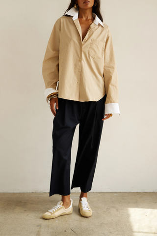 front profile model wearing The Weekend Shirt honey cotton Menswear-inspired
Relaxed fit
Contrast white collar and cuffs
Curved hem
100% Japanese Cotton