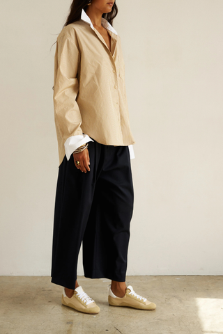 side profile model wearing The Weekend Shirt honey cotton Menswear-inspired
Relaxed fit
Contrast white collar and cuffs
Curved hem
100% Japanese Cotton
