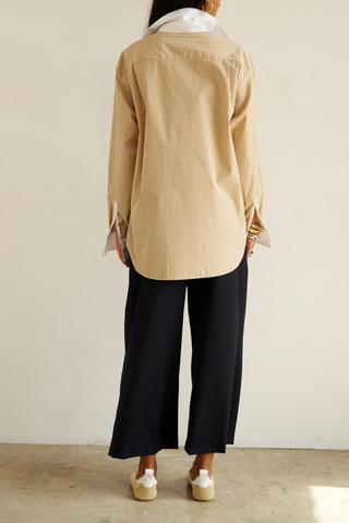 back profile model wearing The Weekend Shirt honey cotton Menswear-inspired
Relaxed fit
Contrast white collar and cuffs
Curved hem
100% Japanese Cotton