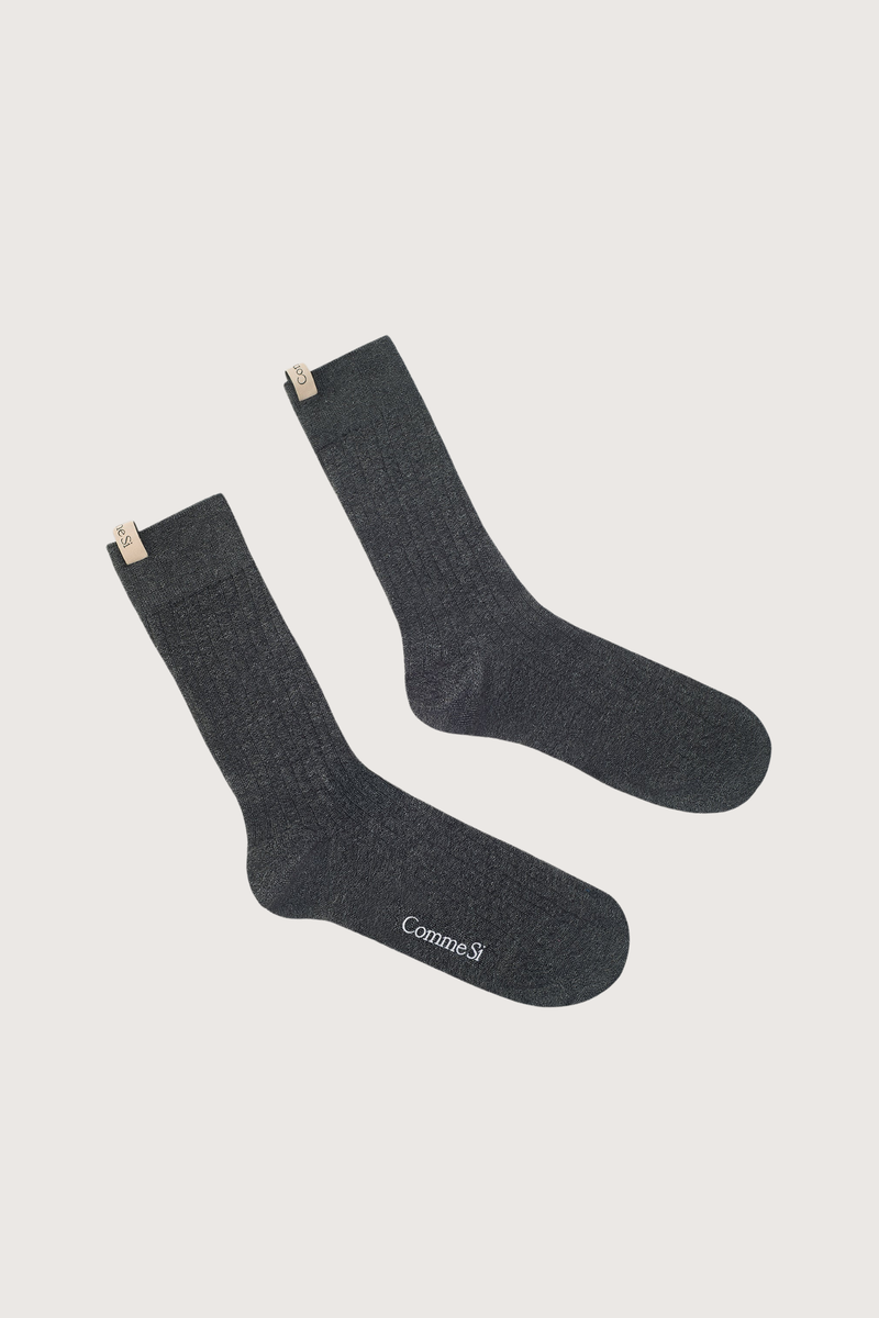 flat lay The Yves Sock Asphalt grey Egyptian Cotton
Wide rib
78% Cotton + 22% Polyamide
Reinforced toe with decorative logo ribbon tab