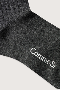 close up texture of The Yves Sock Asphalt grey Egyptian Cotton
Wide rib
78% Cotton + 22% Polyamide
Reinforced toe with decorative logo ribbon tab