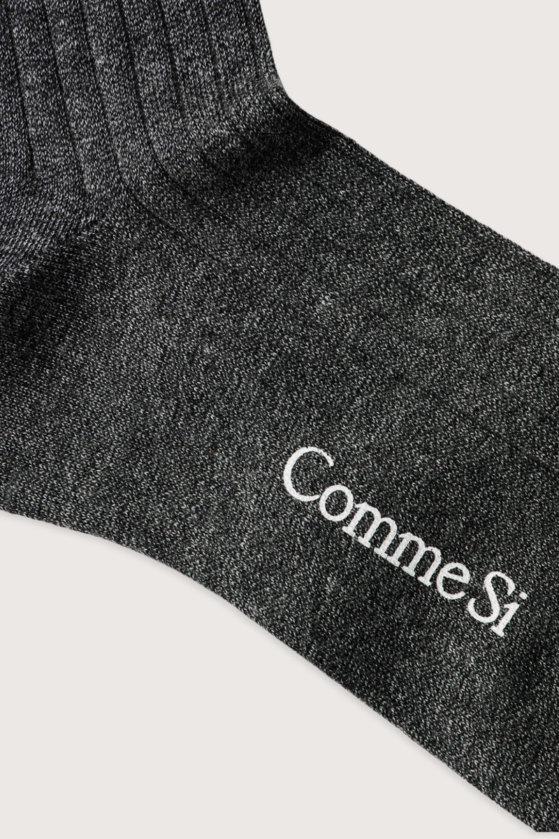 close up texture of The Yves Sock Asphalt grey Egyptian Cotton
Wide rib
78% Cotton + 22% Polyamide
Reinforced toe with decorative logo ribbon tab