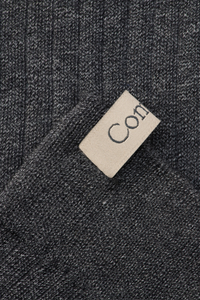 close up tab ribbon detail for The Yves Sock Asphalt grey Egyptian Cotton
Wide rib
78% Cotton + 22% Polyamide
Reinforced toe with decorative logo ribbon tab