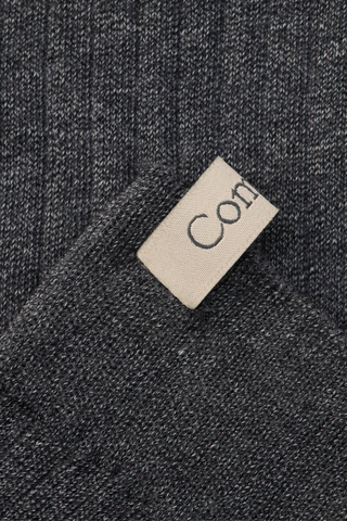 close up tab ribbon detail for The Yves Sock Asphalt grey Egyptian Cotton
Wide rib
78% Cotton + 22% Polyamide
Reinforced toe with decorative logo ribbon tab
