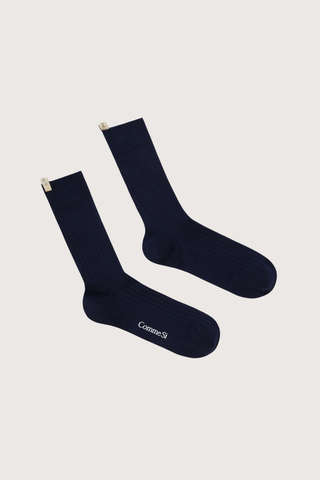 flat lay The Yves Sock Navy Egyptian Cotton
Not too thin, not too thick
Wide rib
Plenty of stretch
78% Cotton + 22% Polyamide
Reinforced toe
Hits above the ankle
Finished by hand with decorative logo ribbon