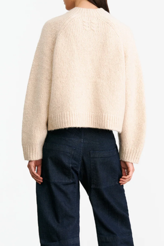 back profile model wearing Tomaso Cashmere Sweater ivory Relaxed fit
High, wide neck trim
Regular length body
Raglan arm hole