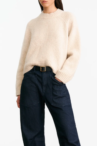 front profile model wearing Tomaso Cashmere Sweater ivory Relaxed fit
High, wide neck trim
Regular length body
Raglan arm hole