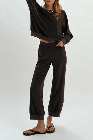 front profile model wearing Tosk Harem Terry Pant Truffle brown High, elastic waist
Harem style
Beach-ready terry
cotton polyester blend