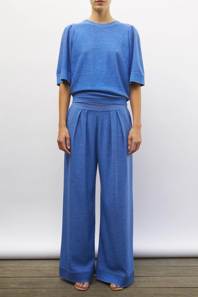 front profile model wearing Tournesol Pleated Elbow Top royal blue Pleated knit top
"Denim" effect
Round neckline
Straight cut
Wide sleeves enhanced by small pleats