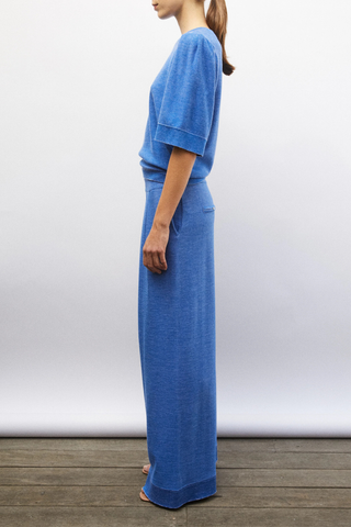 side profile model wearing Tournesol Pleated Elbow Top royal blue Pleated knit top
"Denim" effect
Round neckline
Straight cut
Wide sleeves enhanced by small pleats