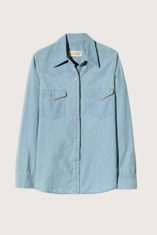 Flat lay Travis shirt chambray indigo Classic denim shirt
Pearl snaps
Classic Western details
100% Cotton light-weight denim
