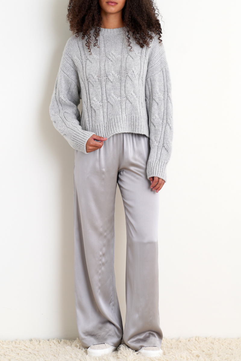 front profile model wearing Tristan Crewneck Cableknit Sweater Foggy grey cashmere