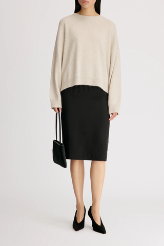 front profile model wearing Tristan Soft Yak Crew Sweater Stone M cream Mercerized yak blend
Loose fit
Crew neck
Drop shoulders
Thick ribbing along the neckline, cuffs and hem
50% Wool, 40% Yak, 10% Polyamide