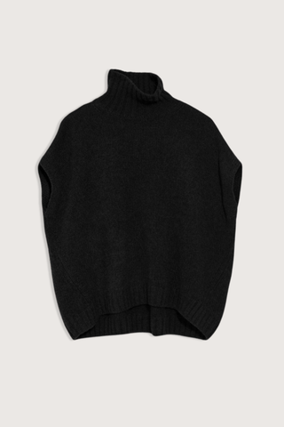 flat lay Turtle NecK Gilet Black 100% Cashmere
Ribbed roll neck
Sleeveless
Falls slightly over shoulder
Falls below the waist
Loose fit
Rib trim hem