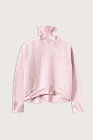 flat lay Turtleneck Sweater pink Pastel pink turtleneck sweater
Wool-cashmere blend
Relaxed fit
Dropped shoulders
Ribbed detailing on the collar, cuffs, and hem
70% Wool knit 30% Cashmere knit