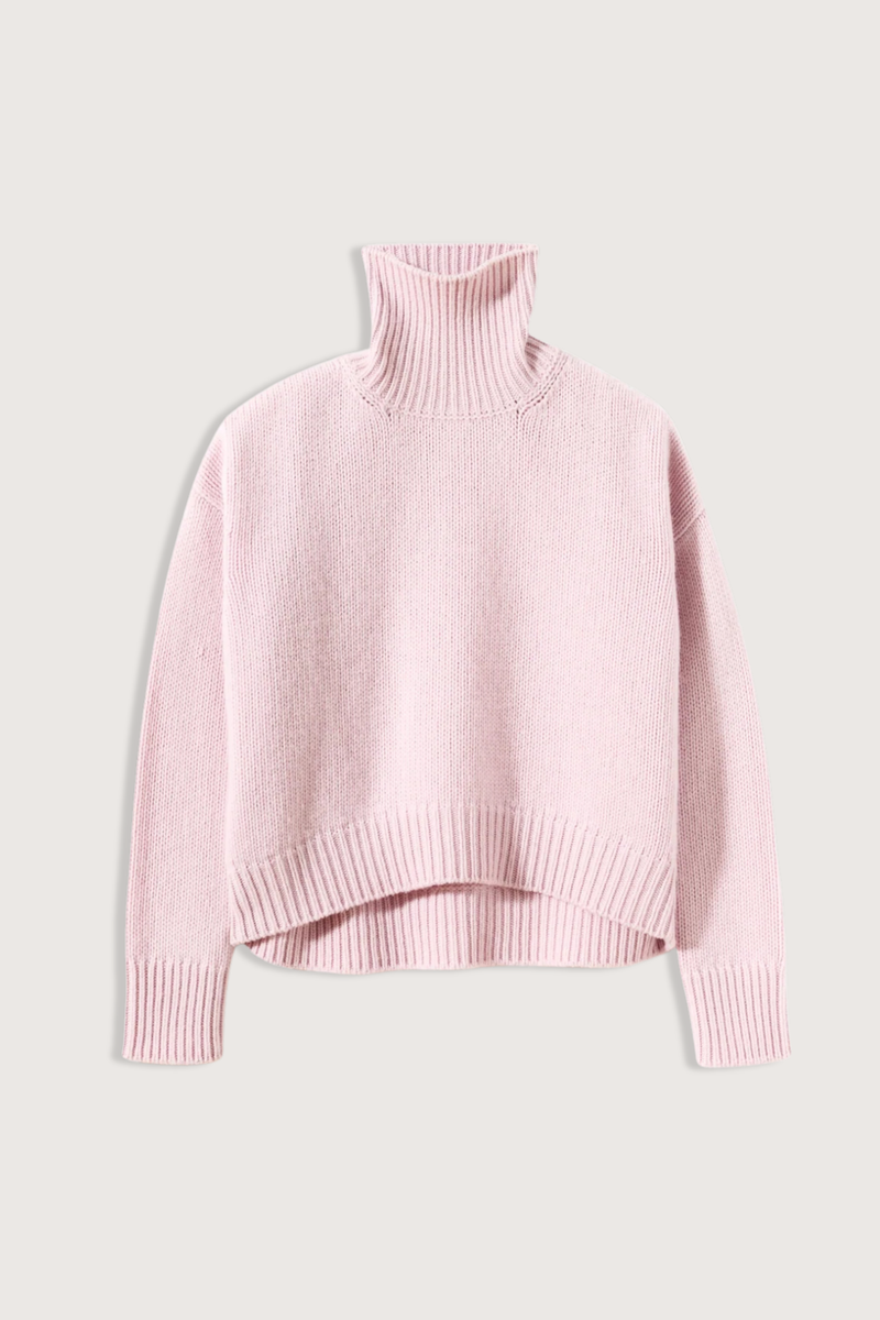 flat lay Turtleneck Sweater pink Pastel pink turtleneck sweater
Wool-cashmere blend
Relaxed fit
Dropped shoulders
Ribbed detailing on the collar, cuffs, and hem
70% Wool knit 30% Cashmere knit