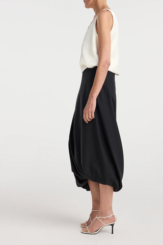 side profile model wearing Twisted Wool Skirt black Calf length skirt
Twist detail at the hem
Mid waist
73% virgin wool 27% wool mohair