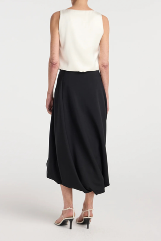 back profile model wearing Twisted Wool Skirt black Calf length skirt
Twist detail at the hem
Mid waist
73% virgin wool 27% wool mohair