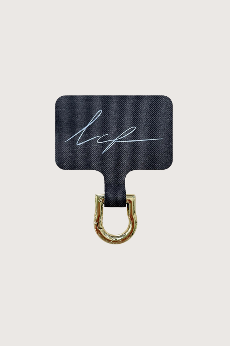 flat lay Universal Adapter Dore Gold
Fits discreetly into your existing case
A removable carabiner protrudes slightly from the charging connector, making it easy to attach your chain
Made of black square branded fabric with a stainless steel coating