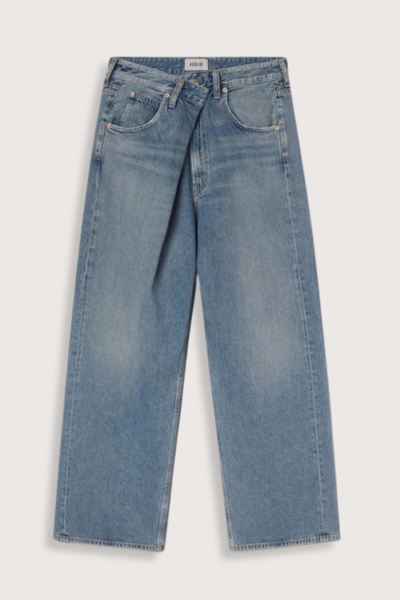 flat lay Vana Fold Jean mantra light blue cotton Marbled vintage indigo wash
Fold-over detail at the waist
Classic five-pocket construction
Sculptural twist on a laid-back shape
Non stretch, weightless 100% cotton denim
Washed down for a super soft feel
Drapes effortlessly
Clean structure