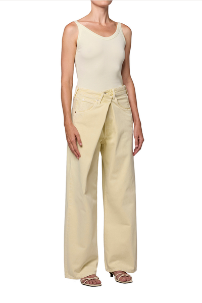 front profile model wearing Vana Fold Jean Lemon Fold-over detail at the waist
Classic five-pocket construction
Sculptural twist on a laid-back shape
Non stretch, weightless 100% cotton denim