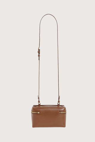 back profile Vanity Crossbody Bag tan 
Top handle
Removable crossbody strap
Microsuede lining
Top handle functionality
Zip closure
100% Calf Leather