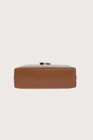 bottom view of  Vanity Crossbody Bag tan 
Top handle
Removable crossbody strap
Microsuede lining
Top handle functionality
Zip closure
100% Calf Leather