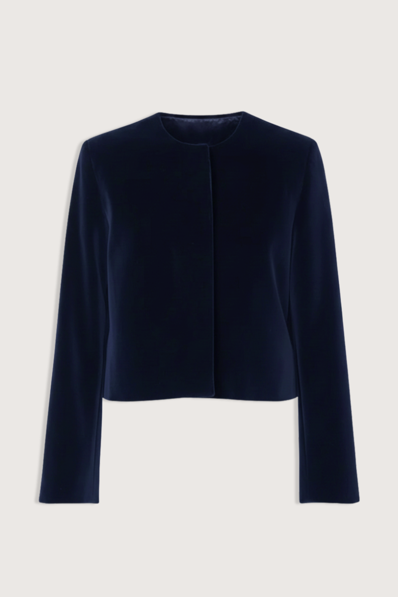 flat lay Vanni Velvet Crop Jacket Single-breasted
Four-buttons hidden closure
Slightly loose
Short fit tailored jacket
100% Cotton
Round neckline
Hidden placket
One-hole fabric-covered buttons
Fully lined
