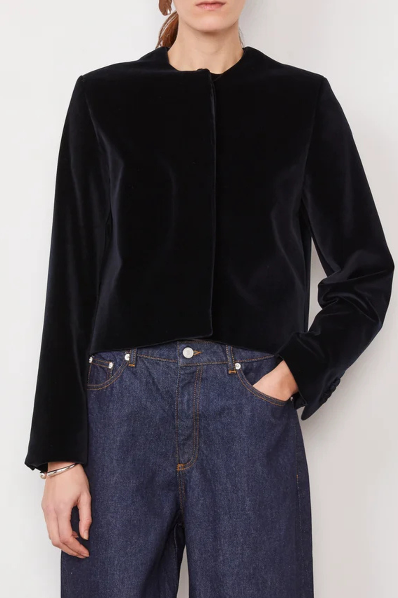 front profile model wearing Vanni Velvet Crop Jacket Single-breasted
Four-buttons hidden closure
Slightly loose
Short fit tailored jacket
100% Cotton
Round neckline
Hidden placket
One-hole fabric-covered buttons
Fully lined