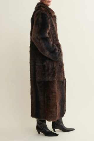 side profile model wearing  Verena Toscana Long Coat night Shearling Coat
100% lamb leather with a rich Night finish
Long, voluminous silhouette
Regular fit
Unlined