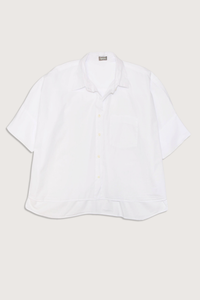 flat lay Vesper Oversized Shirt cotton white cropped boxy blouse
Crisp white cotton
Front pocket
Thoughtful short cuffed sleeve
Pleats and button detail