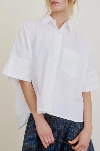 front profile model wearing Vesper Oversized Shirt cotton white cropped boxy blouse
Crisp white cotton
Front pocket
Thoughtful short cuffed sleeve
Pleats and button detail