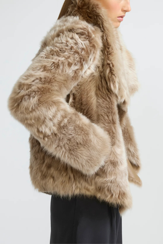 side profile model wearing fur side Veste Reversible Fur Jacket Chai Latte beige Unlined Toscana lambskin
Two piped pockets
Front hook-and-eye fastening
Draped collar
Long-haired lamb
Wide cut
100% Lamb