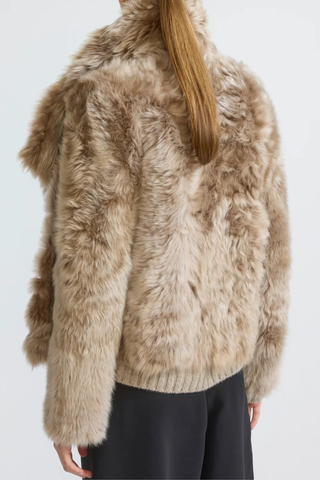 back profile model wearing fur side Veste Reversible Fur Jacket Chai Latte beige Unlined Toscana lambskin
Two piped pockets
Front hook-and-eye fastening
Draped collar
Long-haired lamb
Wide cut
100% Lamb
